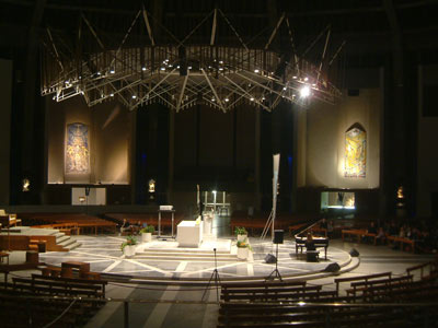 Setting up a dry-run of the experiment. This open rehearsal took place at Liverpool Metropolitan Cathedral. Photo: Dan Simmons, NPL